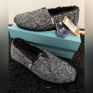 TOMS women’s fleece lined b/w slip-ons